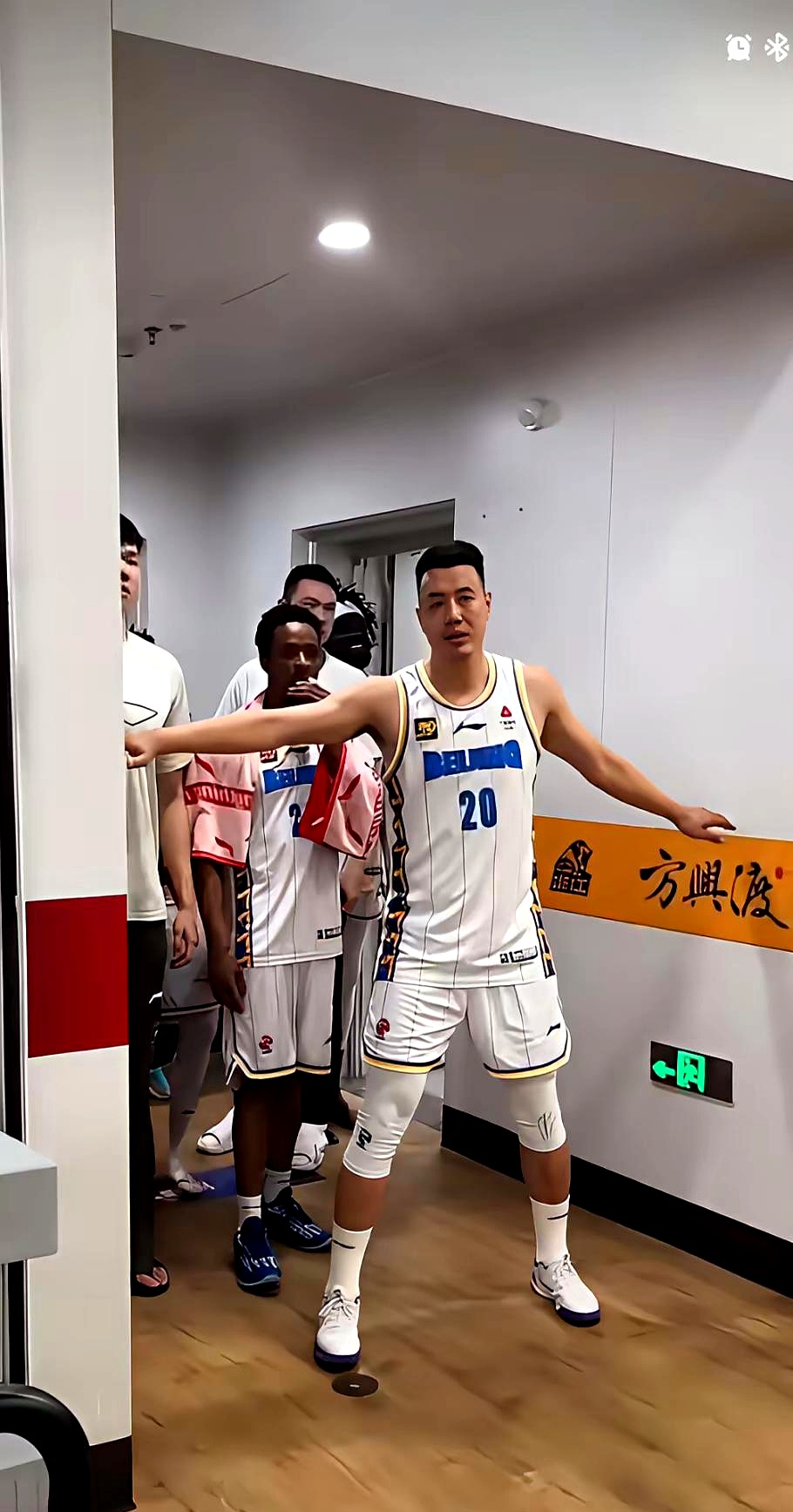 关于今晚浙江队外线爆发JackeyLove新星逆转表现惊艳，赛前广厦男篮临场应变看傻球迷的信息